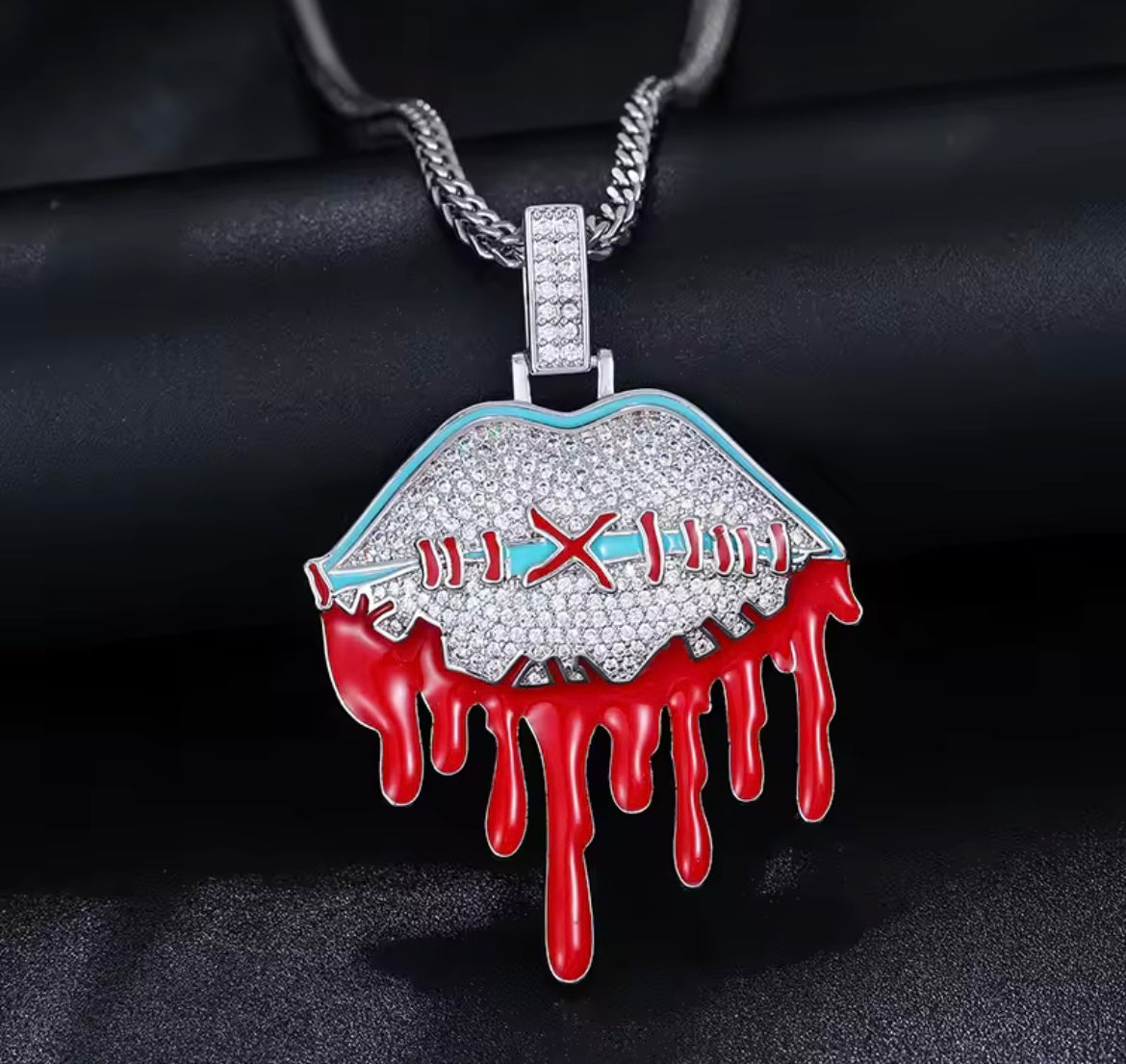 Shiny Lips Pendant