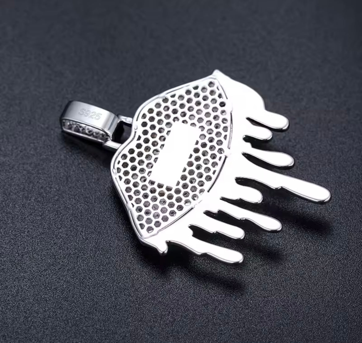 Shiny Lips Pendant